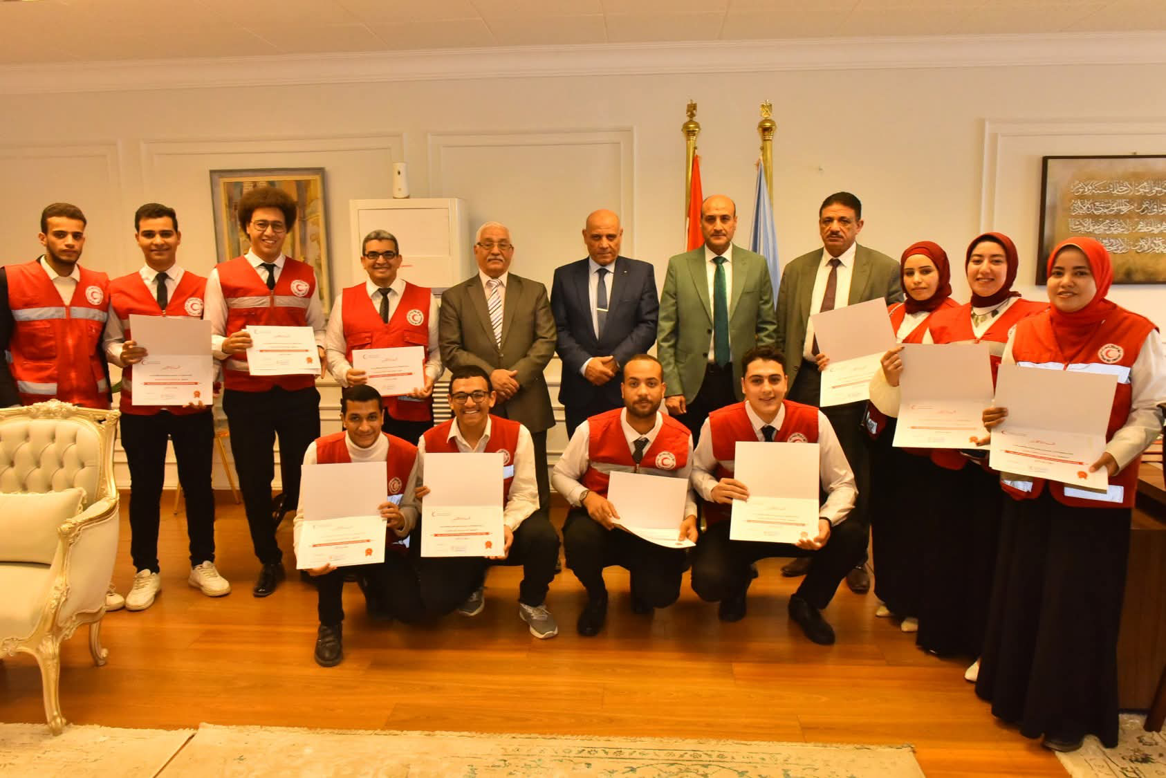 محافظ أسيوط يكرم متطوعي الهلال الأحمر ويشيد ببطولاتهم في الأزمات